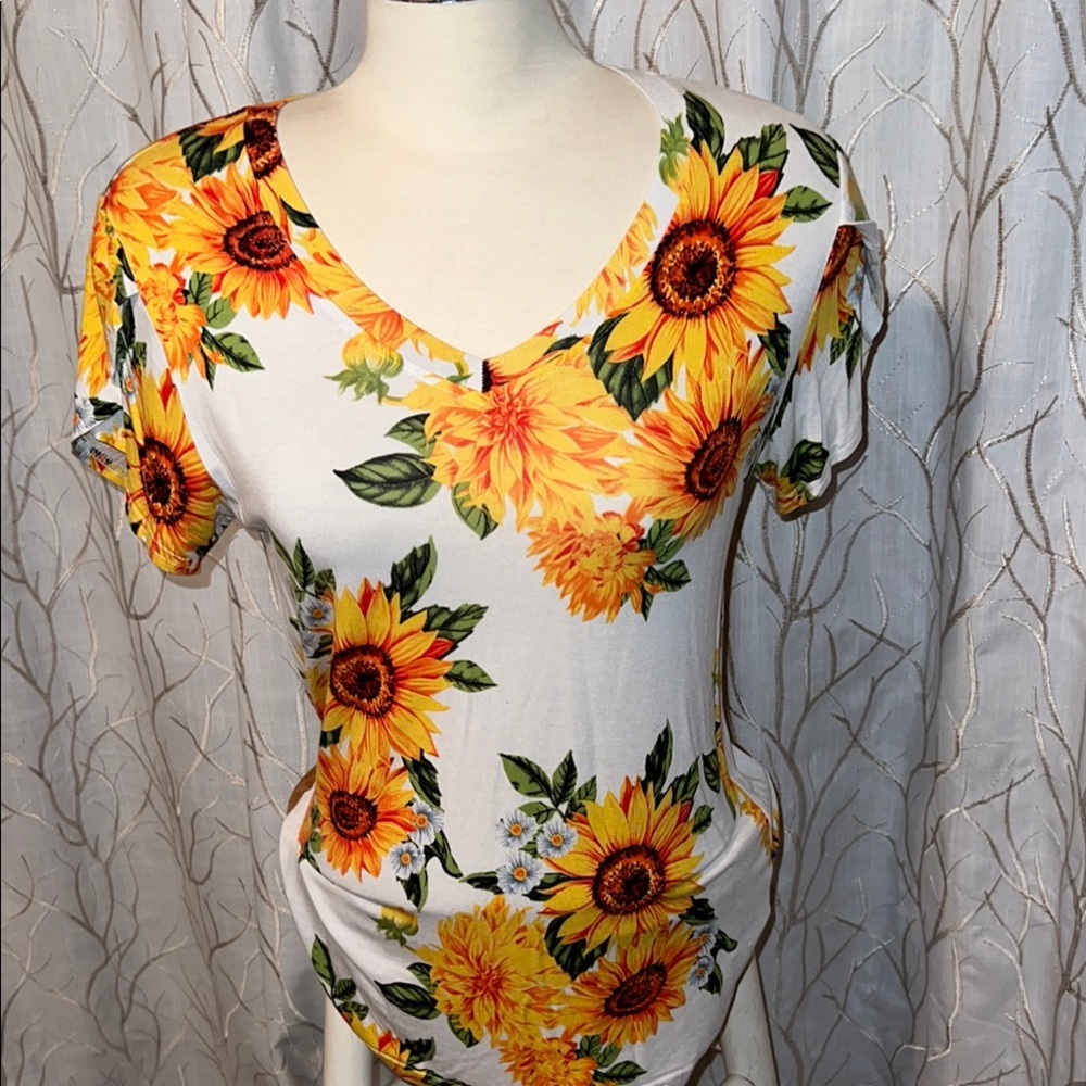Sunflowers. White and Yellow Short Sleeve Tee